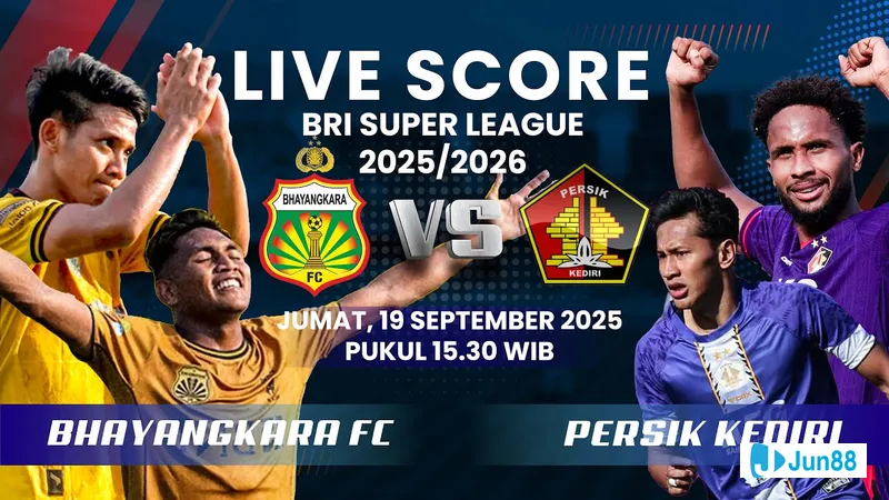 Các cầu thủ Bhayangkara và Persik Kediri đang tranh chấp quả bóng trên sân cỏ