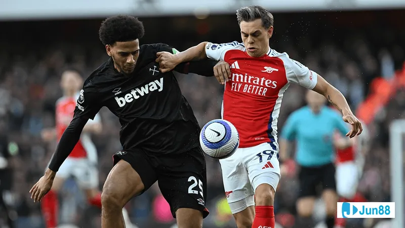 Cầu thủ Arsenal với bóng trước sự áp sát từ cầu thủ West Ham trong trận đấu giữa hai đội