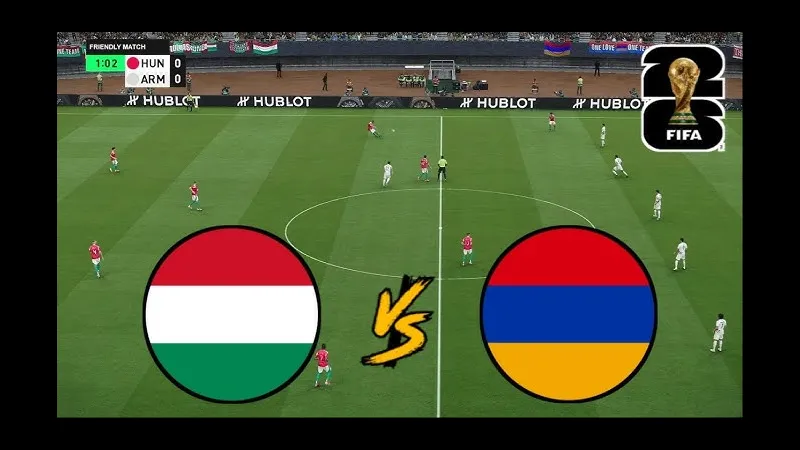 Cầu thủ Hungary chạy nhanh với bóng trước sự truy đuổi của cầu thủ Armenia