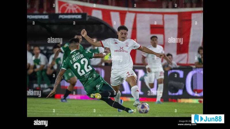 Cầu thủ của Huracan chống chọi với cầu thủ của Banfield trong trận đấu quyết liệt. Cầu thủ của Huracan chống chọi với cầu thủ của Banfield trong trận đấu quyết liệt.