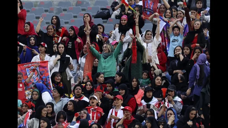 Cầu thủ Iran vượt qua cầu thủ Tanzania trong trận đấu.