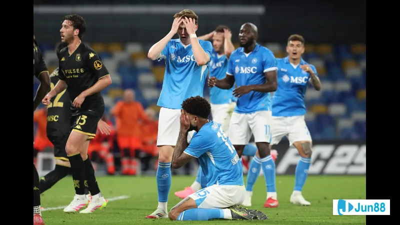 Cầu thủ Napoli ghi bàn vào lưới Genoa với cú sút chính xác từ ngoài vòng cấm