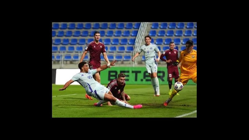 Cầu thủ Scotland vượt qua hậu vệ Belarus với tốc độ và kỹ thuật cá nhân xuất sắc. Cầu thủ Scotland vượt qua hậu vệ Belarus với tốc độ và kỹ thuật cá nhân xuất sắc.