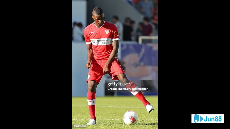 Cầu thủ đội Stuttgart với nỗ lực vượt qua cầu thủ đội Heidenheim trong trận đấu Cầu thủ đội Stuttgart với nỗ lực vượt qua cầu thủ đội Heidenheim trong trận đấu