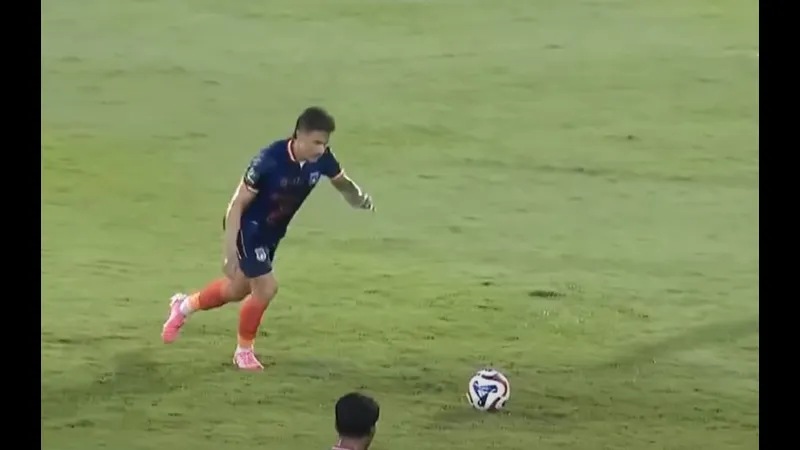 Cầu thủ Sumsel United dũng cảm vượt qua sự cản trở của hậu vệ Persekat để tiến vào khu vực nguy hiểm Cầu thủ Sumsel United dũng cảm vượt qua sự cản trở của hậu vệ Persekat để tiến vào khu vực…