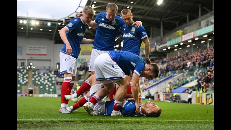 Cầu thủ của Araz vượt qua cầu thủ của Kapaz trong một pha bóng gay cấn. Cầu thủ của Araz vượt qua cầu thủ của Kapaz trong một pha bóng gay cấn.