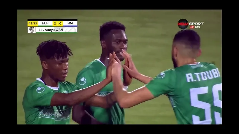 Cầu thủ đội Beroe vượt qua cầu thủ đội Cherno More trong trận đấu bóng đá Cầu thủ đội Beroe vượt qua cầu thủ đội Cherno More trong trận đấu bóng đá