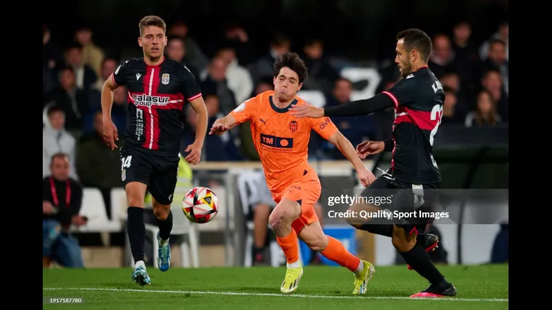 Cầu thủ của Cartagena chống lại sự áp đảo của Valencia trong trận đấu bóng đá Cầu thủ của Cartagena chống lại sự áp đảo của Valencia trong trận đấu bóng đá