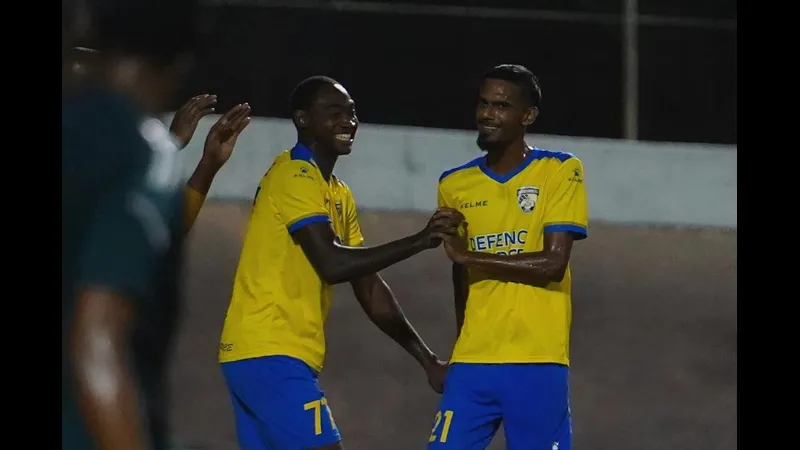 Cầu thủ từ đội Defense Force tạo ra khoảnh khắc ấn tượng khi vượt qua hàng phòng ngự của đội Prisin Service Cầu thủ từ đội Defense Force tạo ra khoảnh khắc ấn tượng khi vượt qua hàng phòng ngự của…