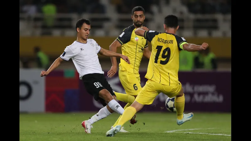 Trận đấu bóng đá giữa đội Foolad và