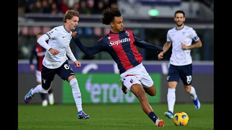Cầu thủ Lazio cướp bóng từ cầu thủ Bologna trong trận đấu giữa Lazio và Bologna.