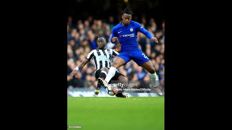 Cầu thủ Newcastle vượt qua cầu thủ Chelsea với sự quyết tâm và tinh thần chiến đấu cao