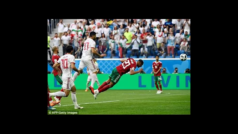 Cầu thủ Ma Rốc ghi bàn từ quả đá phạt, vượt qua hàng phòng ngự Oman