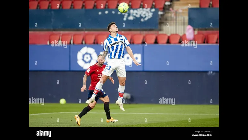 Cầu thủ của Osasuna vượt qua cầu thủ của Alavés trong một pha tấn công sắc nét trên sân Cầu thủ của Osasuna vượt qua cầu thủ của Alavés trong một pha tấn công sắc nét trên sân