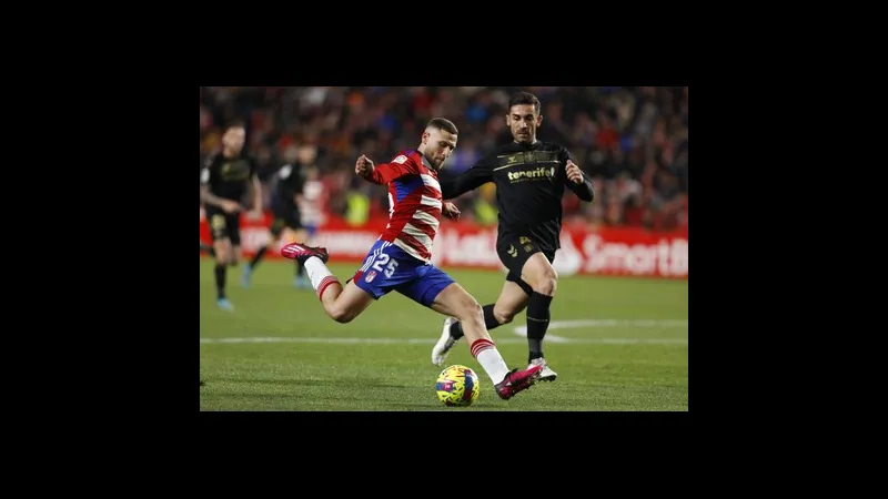 Cầu thủ của đội Tenerife đang nỗ lực giữ bóng khỏi sự áp đảo của các cầu thủ đội Granada