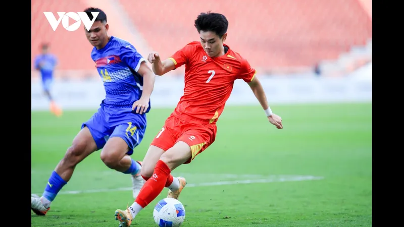 Cầu thủ U22 Việt Nam đang vượt qua cầu thủ U22 Thái Lan trong trận đấu Cầu thủ U22 Việt Nam đang vượt qua cầu thủ U22 Thái Lan trong trận đấu